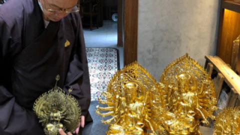 Sư thầy chùa An Phúc tới cửa hàng chọn Phật Chuẩn Đề và Thiên Thủ Thiên Nhãn dát vàng làm quà