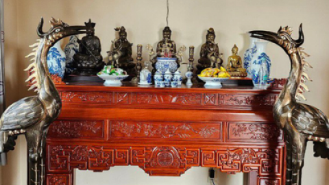 Bàn giao bộ đồ thờ bằng đồng hai công nghệ, đôi hạc 1m72 cạo màu và tượng Phật cho khách hàng tại Đồng Tháp