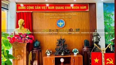 Bàn giao mặt trống 1m2 đồng vàng sơn đen, Tượng Trần Quốc Tuấn 90cm đồng đỏ khảm tam khí, tượng nữ thần công lý 67cm, Bảng tên Chủ tịch Luật Sư Hoàng 
