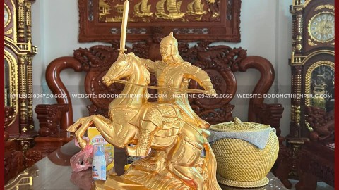 Bàn giao tượng Tả Tướng Quốc Trần Nguyên Hãn cao 50cm dát vàng cho khách Lập Thạch - Vĩnh Phúc