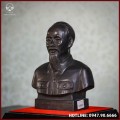 Tượng Bác Hồ bán thân đồng đỏ làm màu xi nâu cao 25cm ngang 20cm