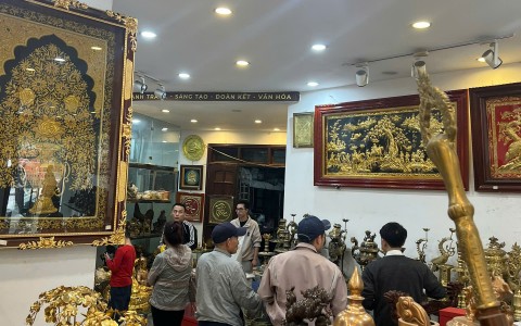 Cuối tuần nhộn nhịp tại Đồ đồng Thiên Phúc