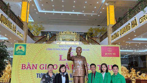 Đồ đồng Thiên Phúc bàn giao tượng chủ tịch Hồ Chí Minh cao 2m1, nặng 800kg cho tập đoàn Mai Linh