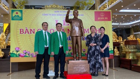 Đồ đồng Thiên Phúc Bàn giao Tượng Bác Hồ bằng đồng chuyển sang Nga