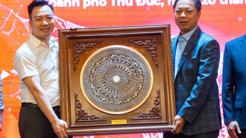 Đồ đồng Thiên Phúc bàn giao mặt trống đồng đỏ đường kính 50cm , khung 80cm cho tập đoàn Thiên Khôi