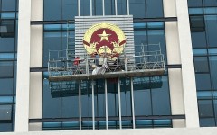 Đồ đồng Thiên Phúc lắp đặt quốc huy 3x3m tại UBND Tp Đông Hà - Quảng Ngãi!