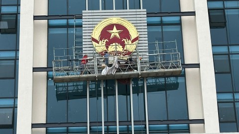 Đồ đồng Thiên Phúc lắp đặt quốc huy 3x3m tại UBND Tp Đông Hà - Quảng Ngãi!
