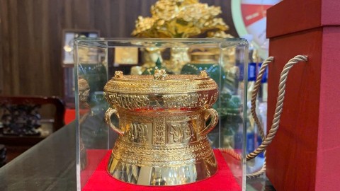 Đồ đồng Thiên Phúc bàn giao trống đồng mini quà tặng cho khách đặt theo yêu cầu