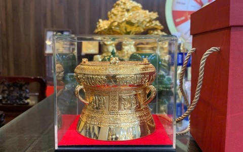 Đồ đồng Thiên Phúc bàn giao trống đồng mini quà tặng cho khách đặt theo yêu cầu