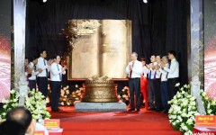 Đồ đồng Thiên Phúc vinh dự điêu khắc tác phẩm " Những trang sử vàng" bằng đồng đỏ cao 2m025 x rộng 1m945