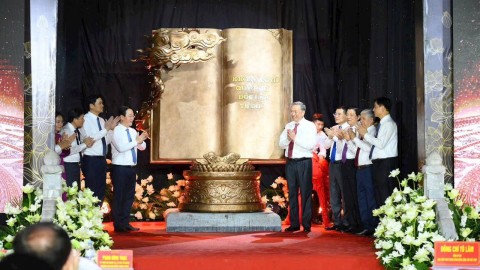 Đồ đồng Thiên Phúc vinh dự điêu khắc tác phẩm " Những trang sử vàng" bằng đồng đỏ cao 2m025 x rộng 1m945