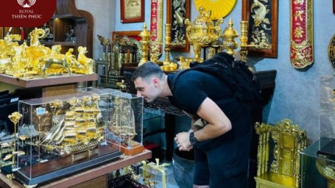 Khách hàng người Pháp đến mua mô hình thuyền buồm làm quà tặng