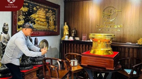 Khách hàng Long An qua cửa hàng Sài Gòn mua trống đồng mạ vàng tặng đối tác