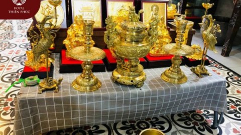 Khách hàng tới cửa hàng Sài Gòn mua bộ đồ thờ bằng đồng cao cấp