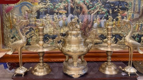 Khách đến cửa hàng và sắm bộ đồ thờ cao cấp cho không gian thờ cúng