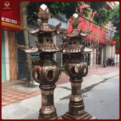  Đôi đèn thờ bằng đồng đỏ cỡ lớn cho đình, chùa, nhà thờ họ