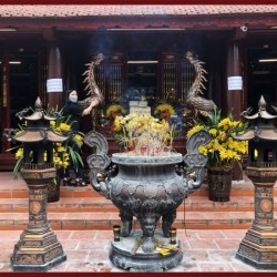 Lư hương đồng đỏ cao 1m27 thiêng liêng