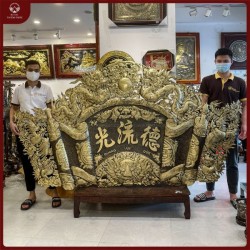 Cuốn thư câu đối đồng vàng giả cổ khung inox dài 2m6 cao 1m45