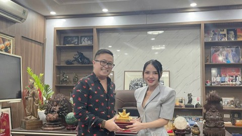 Bàn giao Ấn Rồng tới khách hàng đặt tại bàn làm việc