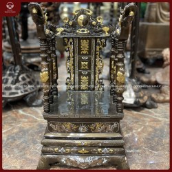 Ngai thờ bằng đồng đỏ khảm tam khí dát điểm vàng cao 68cm 