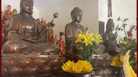 Thầy tin tưởng Dung Quang Hà đúc bộ tượng Tam Thánh Phật cao 1m7 cho chùa mới xây dựng