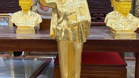 Hoàn thiện pho tượng Bác Hồ vẫy tay chào cao 1m17 cho anh Khánh tại Nam Định