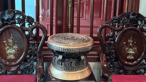 Bàn giao tượng Trần Hưng Đạo, tranh mặt trống, quả trống đồng đỏ cho khách hàng tại Quảng Ninh