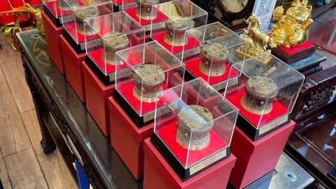 Hoàn thiện và bàn giao 10 quả trống quà tặng bằng đồng vàng giả cổ đường kính 8cm