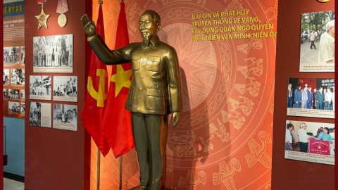 Bàn giao tượng Bác Hồ Chí Minh cao 1m92 và tượng Ngô Quyền cao 1m92 khảm tam khí ở TP. Hải Phòng