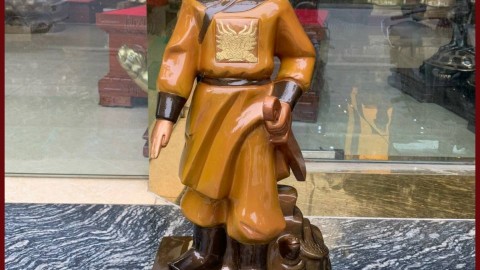 Hoàn thiện và bàn giao tượng Lê lợi cao 70 đồng đỏ làm màu dát điểm vàng