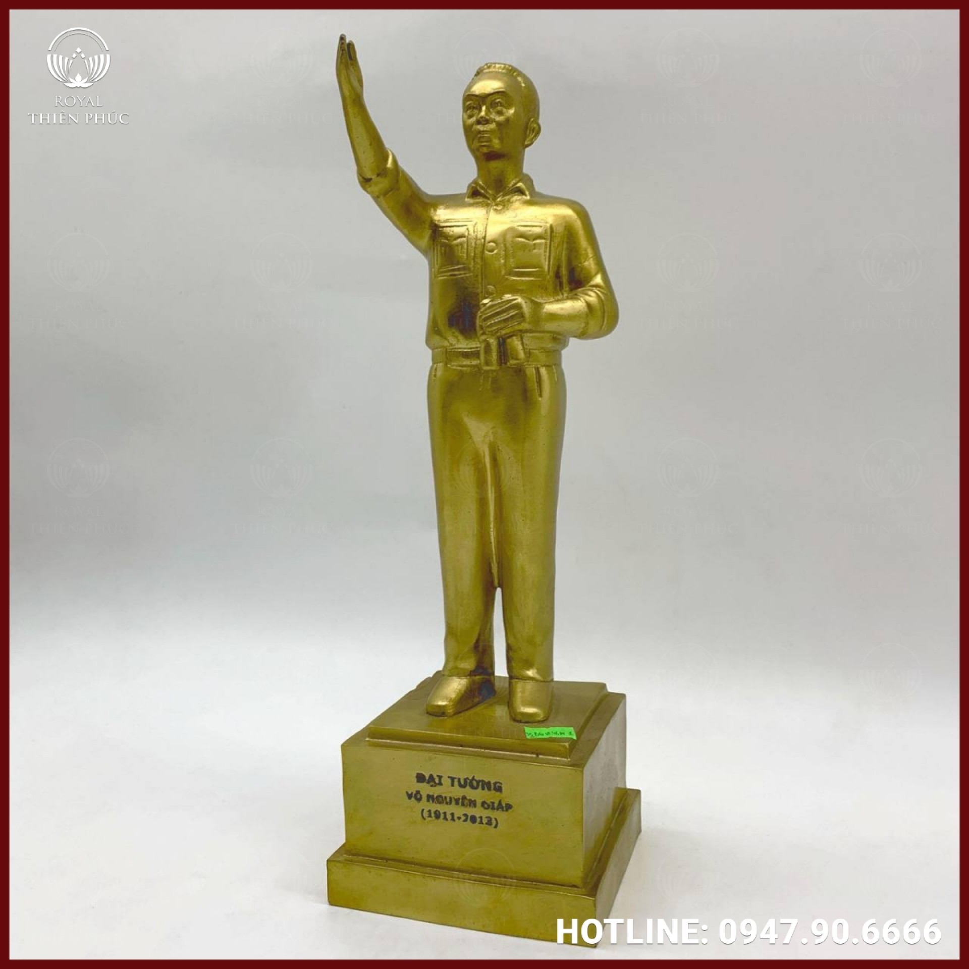 Tượng Đại tướng Võ Nguyên Giáp dáng đứng bằng đồng vàng mộc
