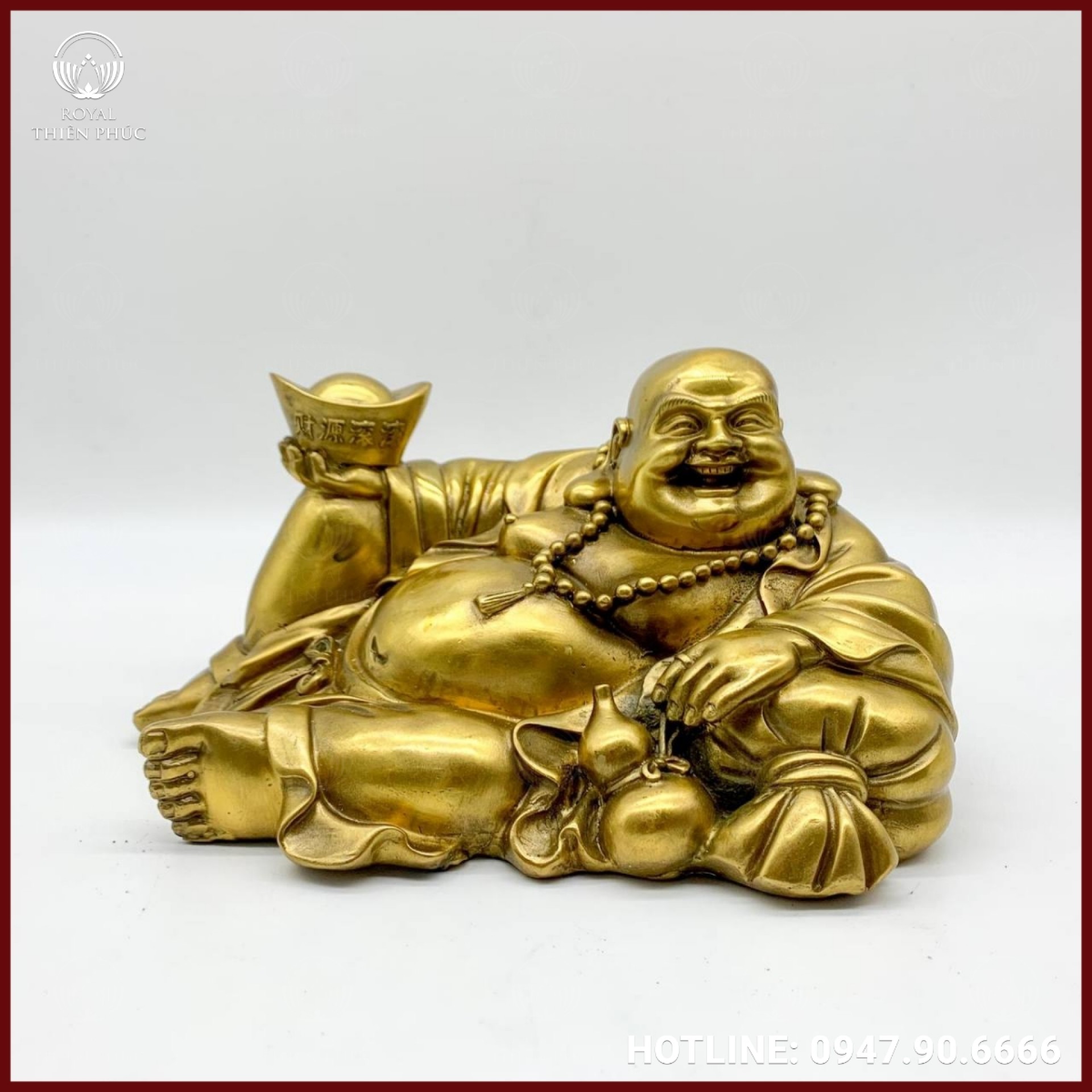 Tượng Di Lặc bằng đồng vàng nằm nâng kim nguyên bảo