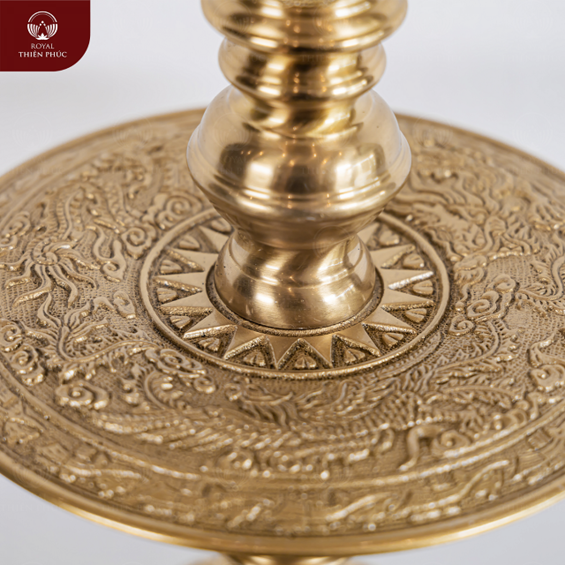 Đôi chân nến bằng đồng vàng mộc họa tiết Long Lân Quy Phụng