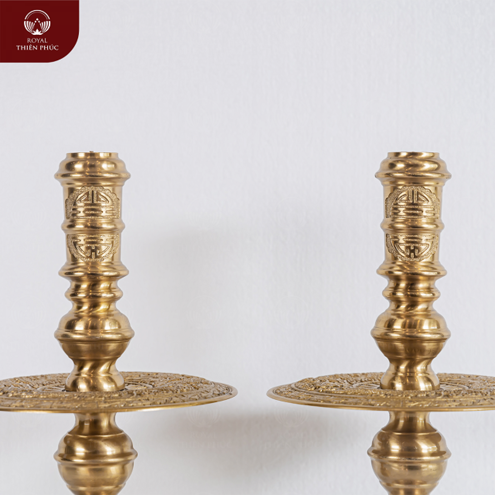 Đôi chân nến bằng đồng vàng mộc họa tiết Long Lân Quy Phụng