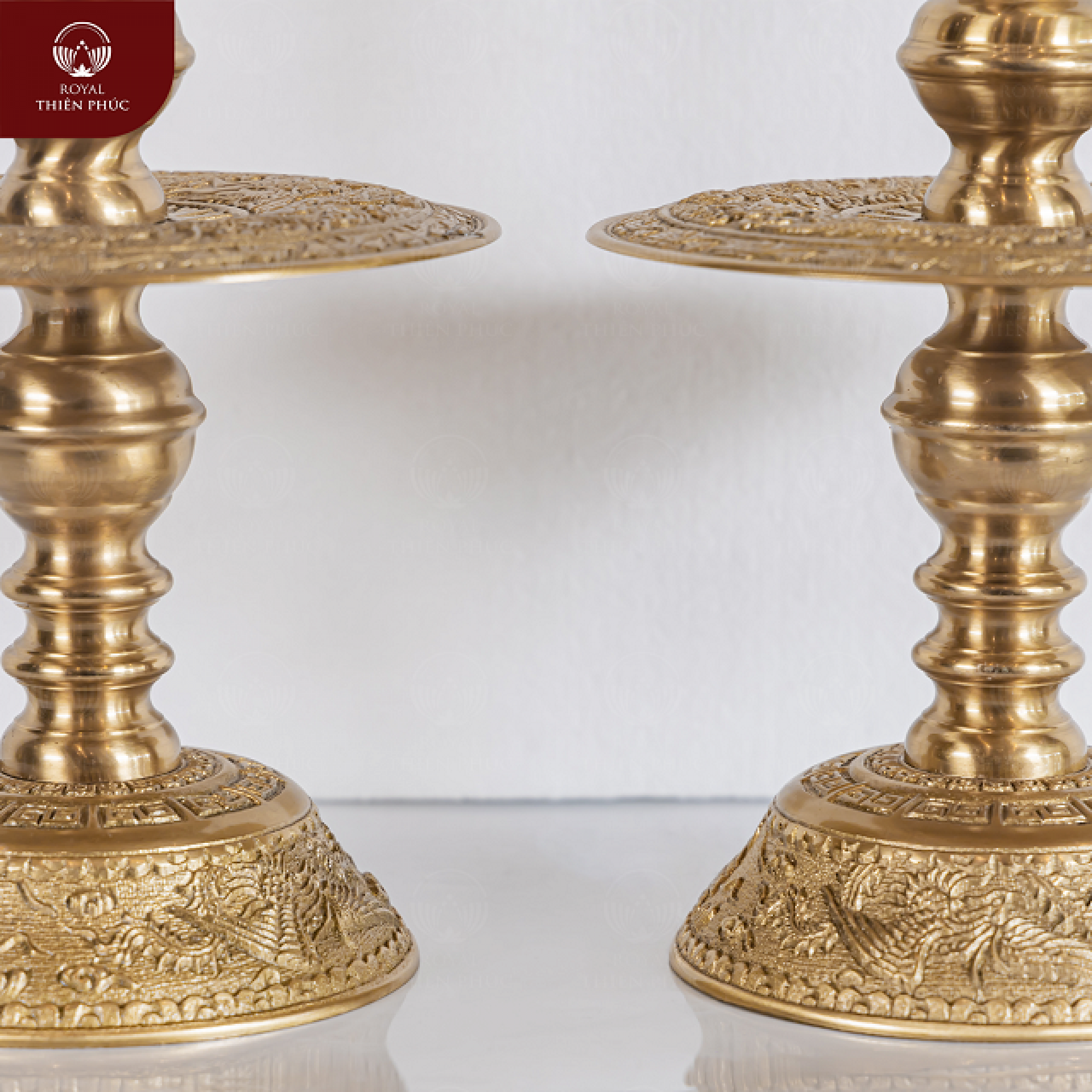 Đôi chân nến bằng đồng vàng mộc họa tiết Long Lân Quy Phụng