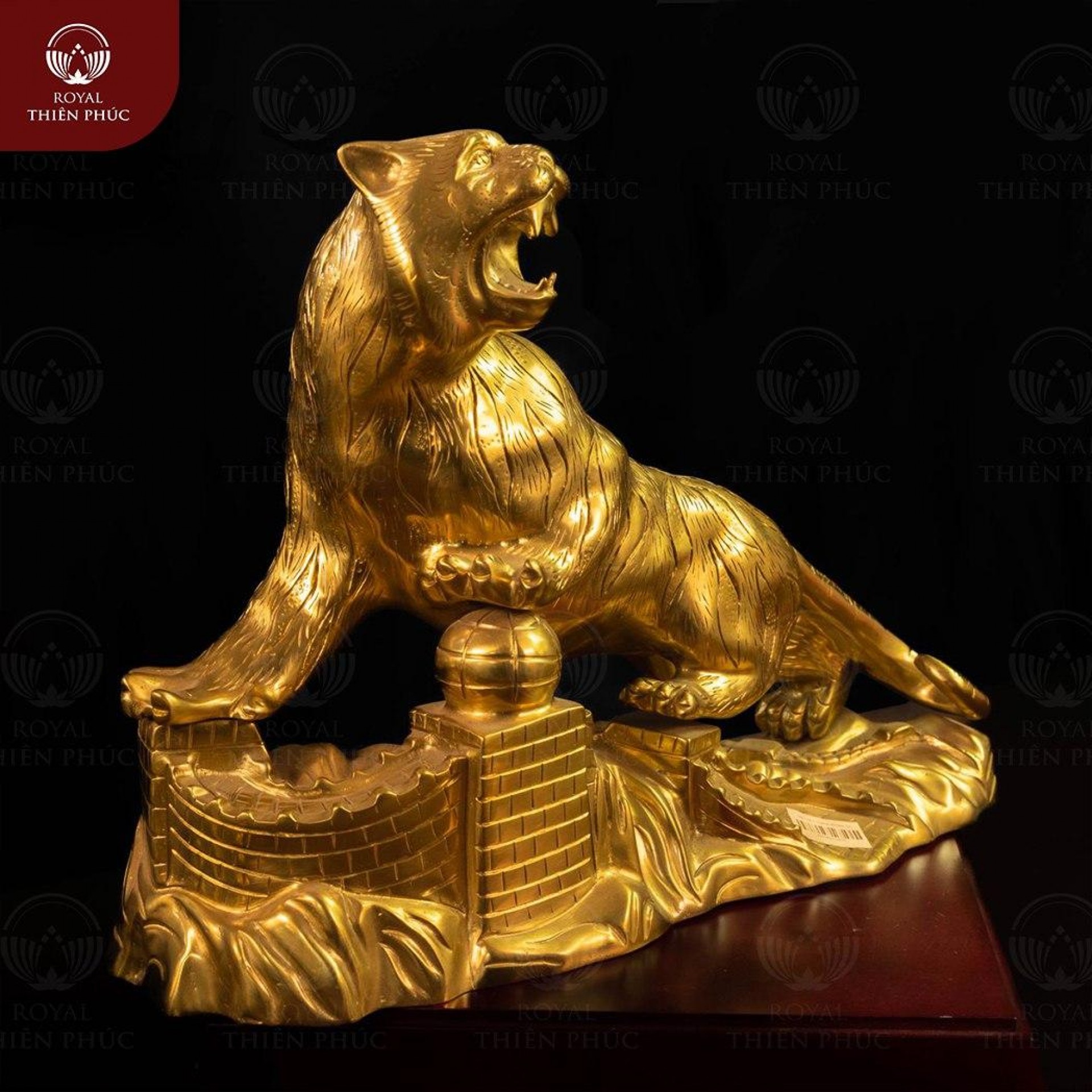 Tượng hổ leo trường thành bằng đồng catut kích thước 42x32 cm