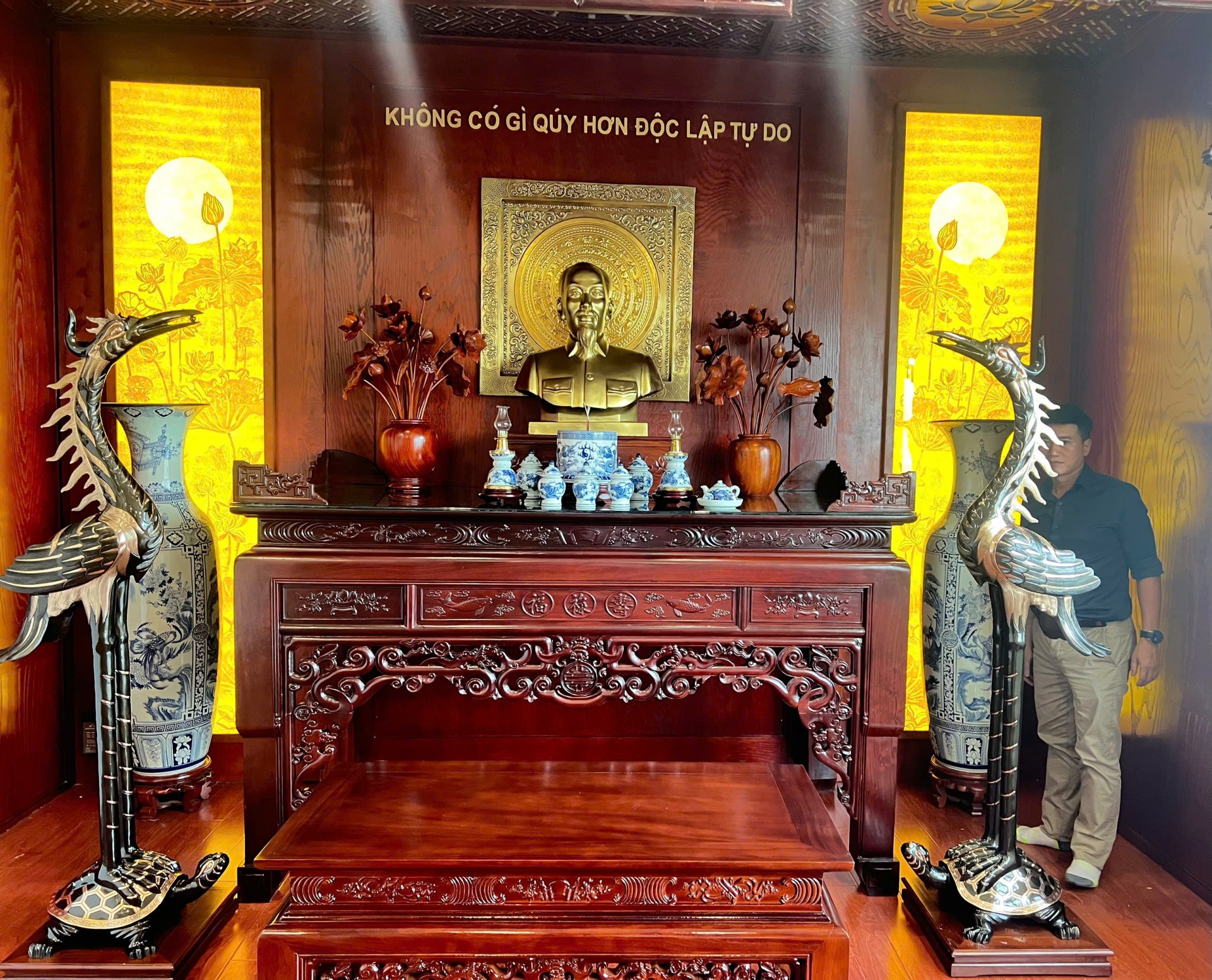 Hoàn thiện và bàn giao đôi hạc cao 1m75 đồng đỏ cạo màu tại phòng thờ Bác Hồ tại học viện Tài Chính