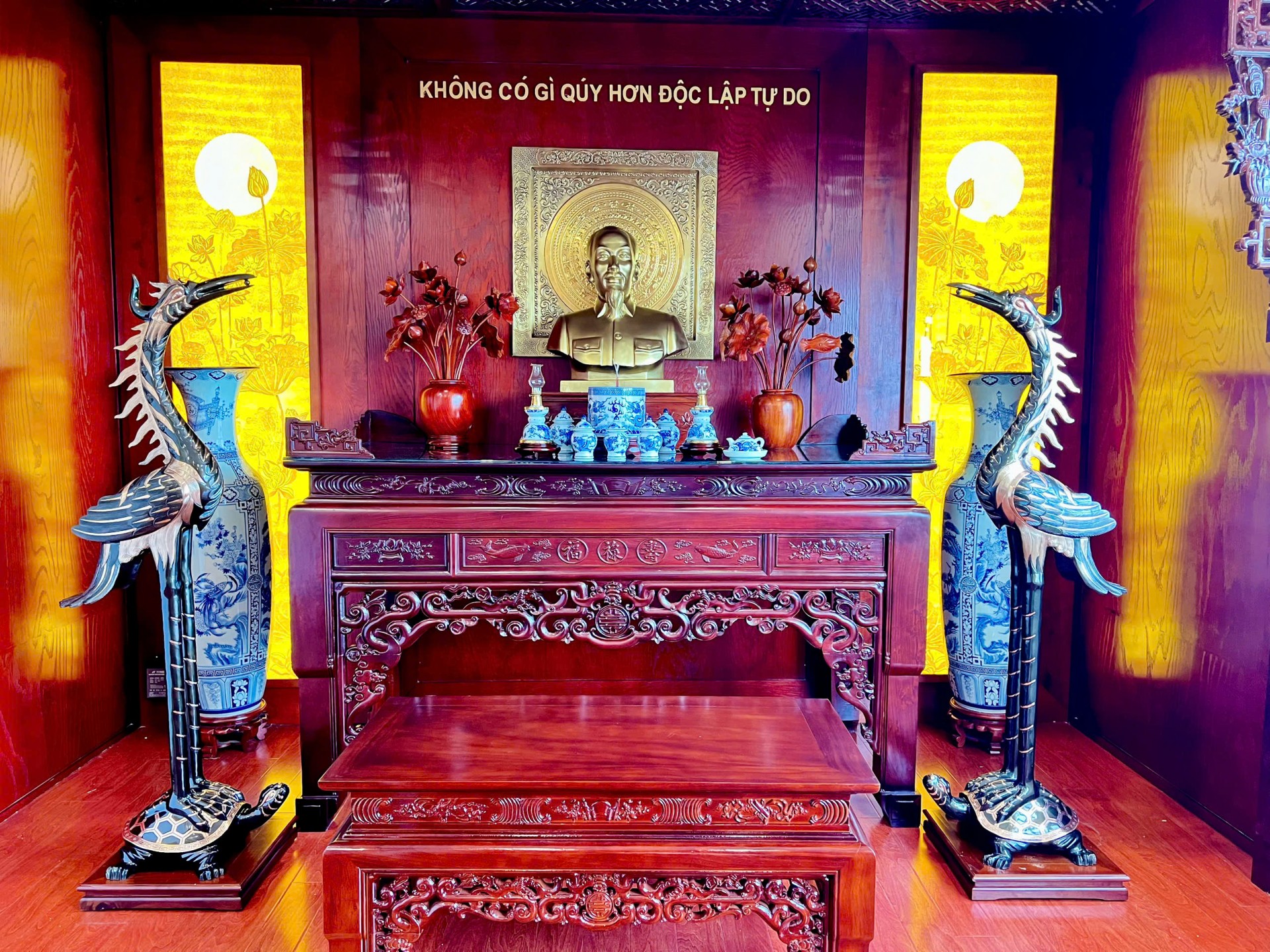 Đôi hạc được chế tác từ nguyên liệu đồng đỏ thanh khiết