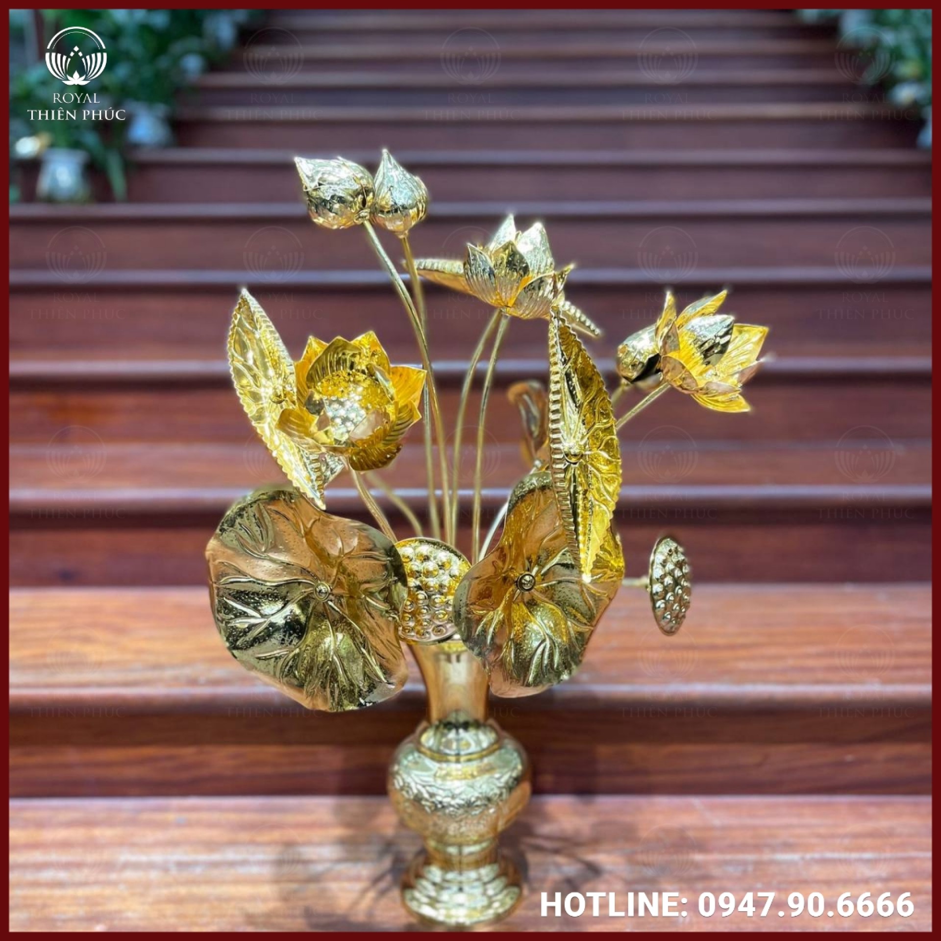 Bó hoa sen đồng là một tác phẩm thủ công nghệ thuật mang đậm tính thẩm mỹ và tâm linh. Từng chi tiết của bó hoa đều được chế tác tỉ mỉ bằng tay, thể hiện rõ sự tài hoa của người nghệ nhân. Nhìn tổng thể, bó hoa hội tụ đủ các giai đoạn phát triển của sen  từ búp non, nụ hé nở, hoa bung cánh rực rỡ cho đến đài sen già, lá sen uốn lượn mềm mại. Đặc biệt, các cánh hoa được tạo dáng cong tự nhiên, không quá cứng cáp mà vẫn giữ được độ cứng đặc trưng của chất liệu đồng. Điểm nổi bật là bố cục hài hòa, không bị rối rắm. Các cành sen vươn lên dứt khoát nhưng mềm mại, tạo thế vững chãi và tươi mới. Lá sen được cách điệu với gân lá dập nổi, nổi bật như những chiếc quạt thiên nhiên dang rộng chở che. Những đài sen tròn, nổi hạt đều nhau, tạo điểm nhấn thu hút ánh nhìn, thể hiện chu kỳ viên mãn và tròn đầy. Bó hoa đặt trong chiếc lọ đồng khắc họa tiết rồng phượng càng làm tăng vẻ trang nghiêm và phú quý. Màu sắc  Tông màu chủ đạo của bó hoa là sắc vàng mạ tinh xảo, mang vẻ đẹp lấp lánh như ánh mặt trời rọi xuống mặt nước tĩnh lặng. Lớp mạ vàng được xử lý công phu, không chỉ tạo nên sự rực rỡ bề mặt mà còn toát lên thần thái trang nghiêm và cao quý. Ánh vàng ấy không chói lóa mà dịu dàng, mềm mại, tạo hiệu ứng phản chiếu nhẹ dưới ánh sáng, khiến từng cánh hoa như đang chuyển động một cách uyển chuyển và sống động. Xen lẫn giữa các cánh hoa và lá sen là những mảng nâu cổ điển sắc màu được tạo nên bằng kỹ thuật giả cổ đặc trưng góp phần làm nổi bật nét chạm trổ tinh xảo và chiều sâu nghệ thuật. Sự kết hợp giữa mạ vàng rực rỡ và màu nâu trầm cổ kính tạo nên bản hòa sắc mang dấu ấn Á Đông vừa thanh tịnh, vừa trang nghiêm, rất thích hợp cho không gian tâm linh và thờ cúng. Ý nghĩa của hoa sen đồng Trong đời sống văn hóa tâm linh của người Việt, hoa sen đồng không chỉ là vật trang trí mà còn là biểu tượng thiêng liêng. Hoa sen tượng trưng cho sự thanh cao, tinh khiết và giác ngộ, luôn vươn lên từ bùn lầy mà không nhiễm mùi bẩn. Khi được chế tác bằng đồng là chất liệu mang tính dương mạnh, hoa sen càng mang thêm lớp nghĩa về sự trường tồn, bền vững và linh thiêng. Bó sen đồng thường được bài trí trên bàn thờ, nơi linh khí hội tụ, mang theo lời cầu nguyện về một cuộc sống bình an, gia đạo hưng thịnh, lòng người thanh thản. Đồng thời, hoa sen bằng đồng còn giúp cân bằng phong thủy, xua đuổi tà khí và thu hút vượng khí cho không gian sống.