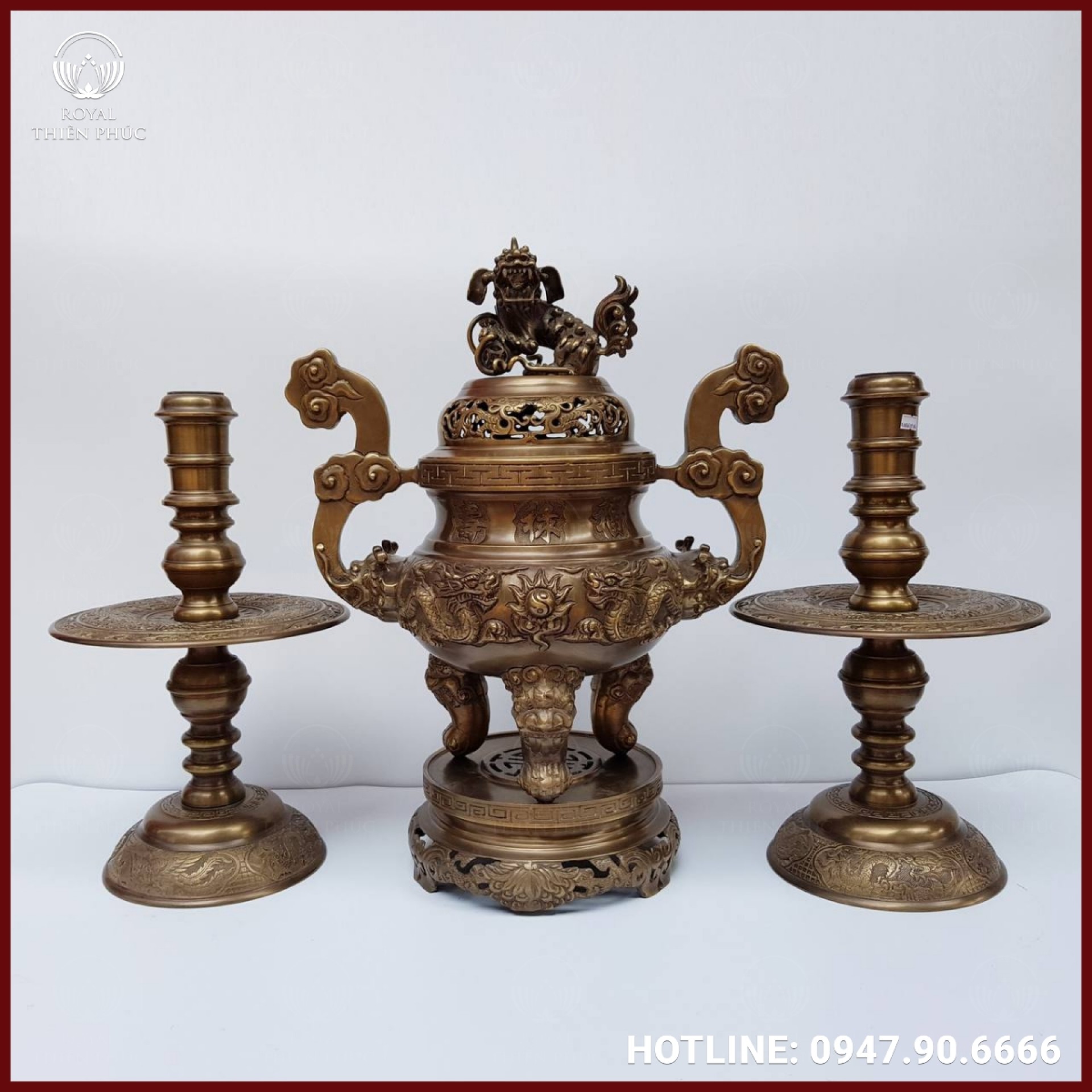 Tam sự nến chạm song long bằng đồng làm màu cổ kính 