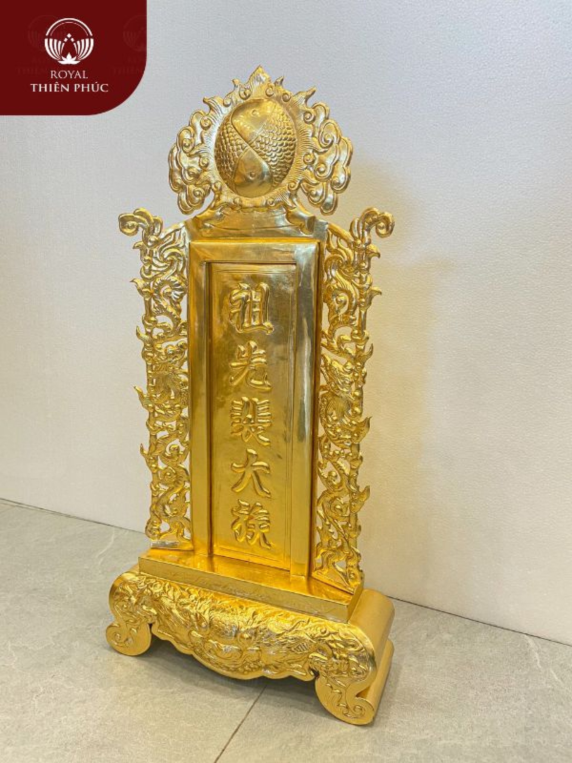 Có nên đặt ngai thờ trên bàn thờ không?