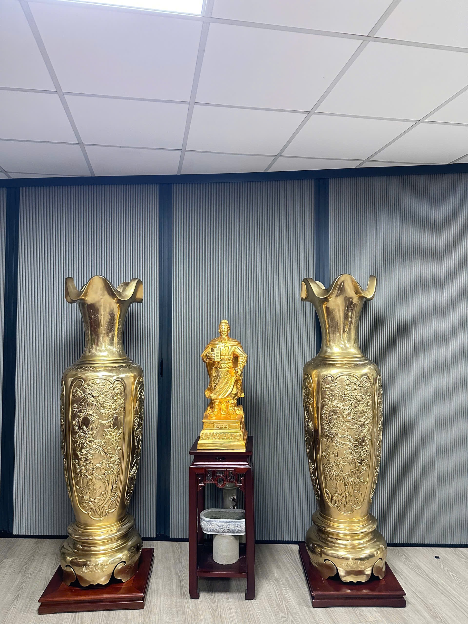 Đồ đồng Thiên Phúc bàn giao đôi lộc bình tứ quý 1m72 cho khách tại Hà Nội