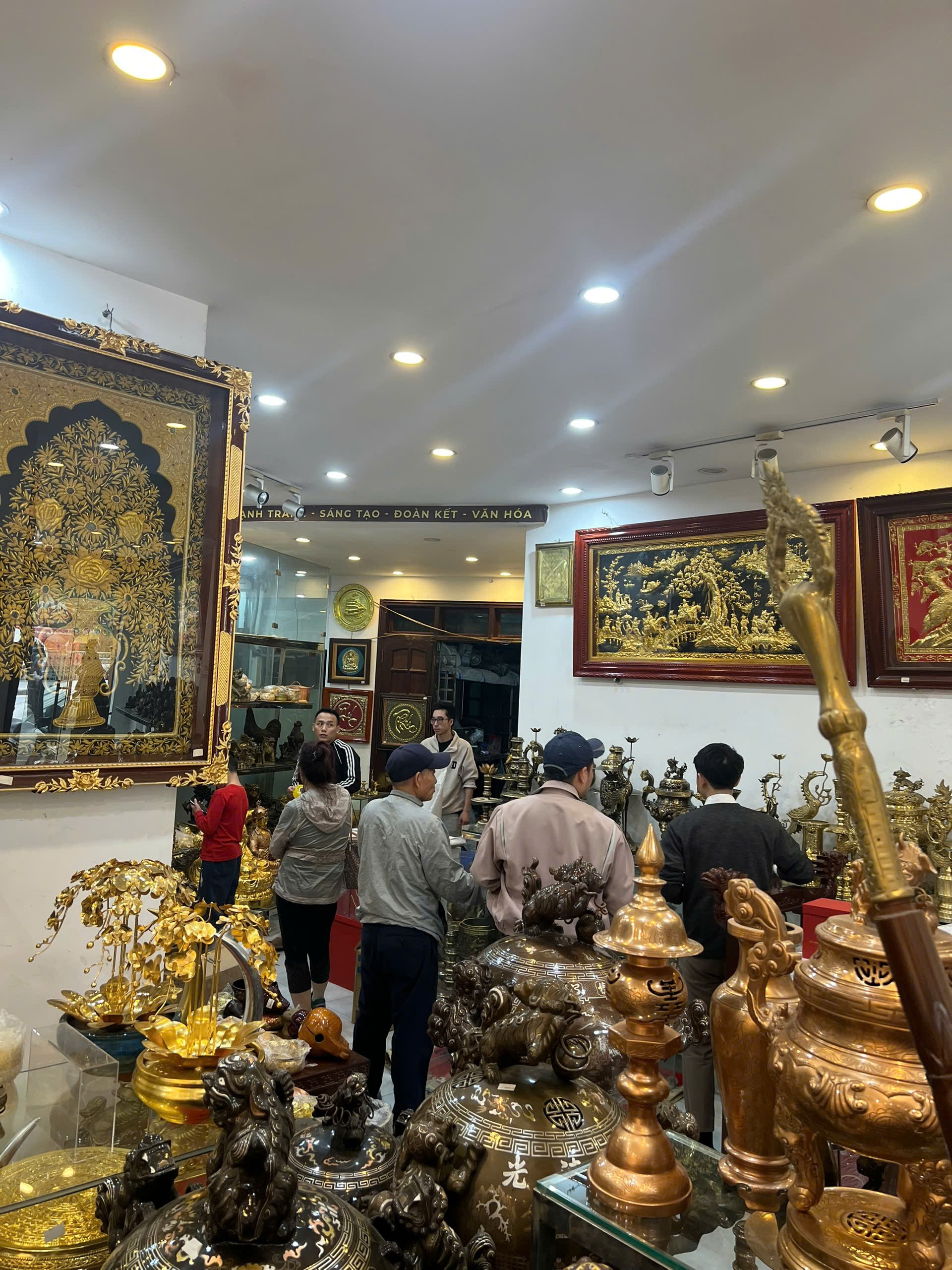 Cuối tuần nhộn nhịp tại Đồ đồng Thiên Phúc