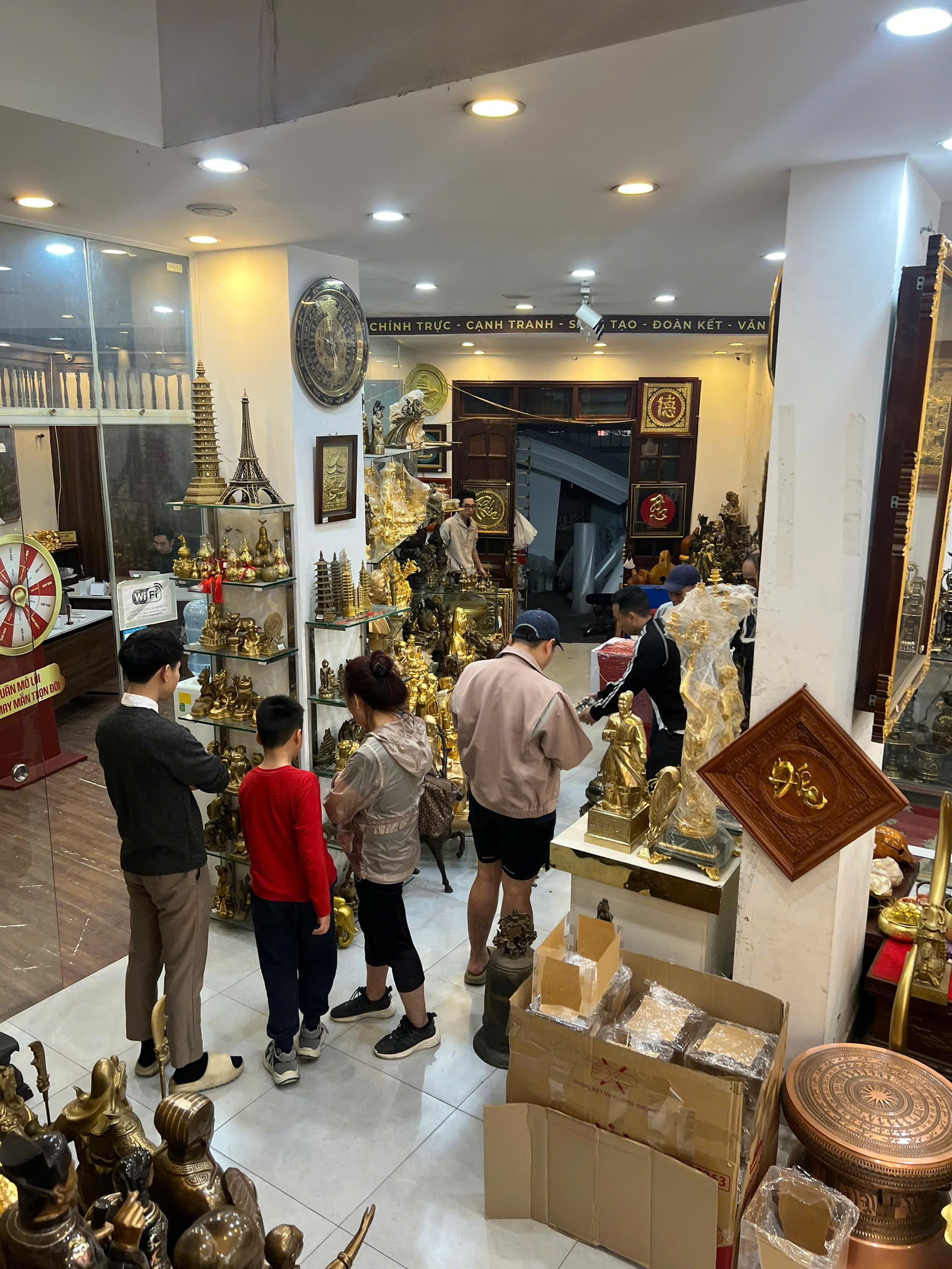 Cuối tuần nhộn nhịp tại Đồ đồng Thiên Phúc