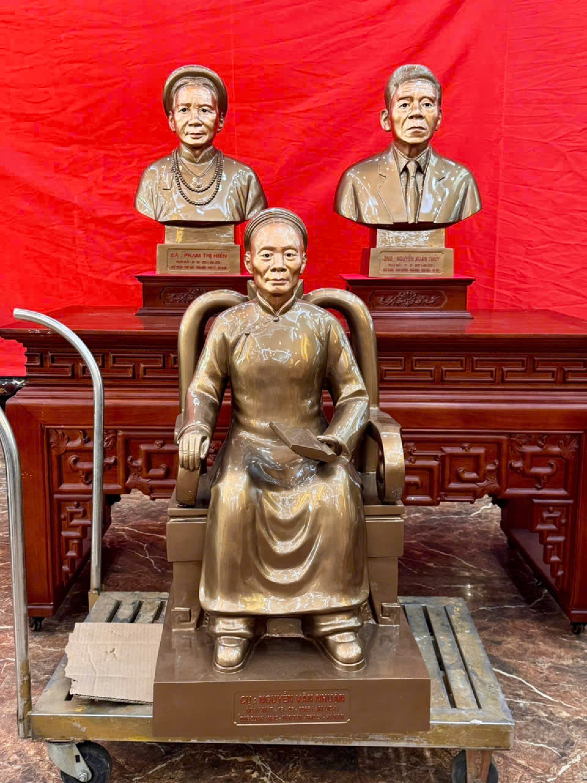 Đồ đồng Thiên Phúc hoàn thiện 2 pho tượng chân dung bán thân cho khách Phủ Lý, Hà Nam