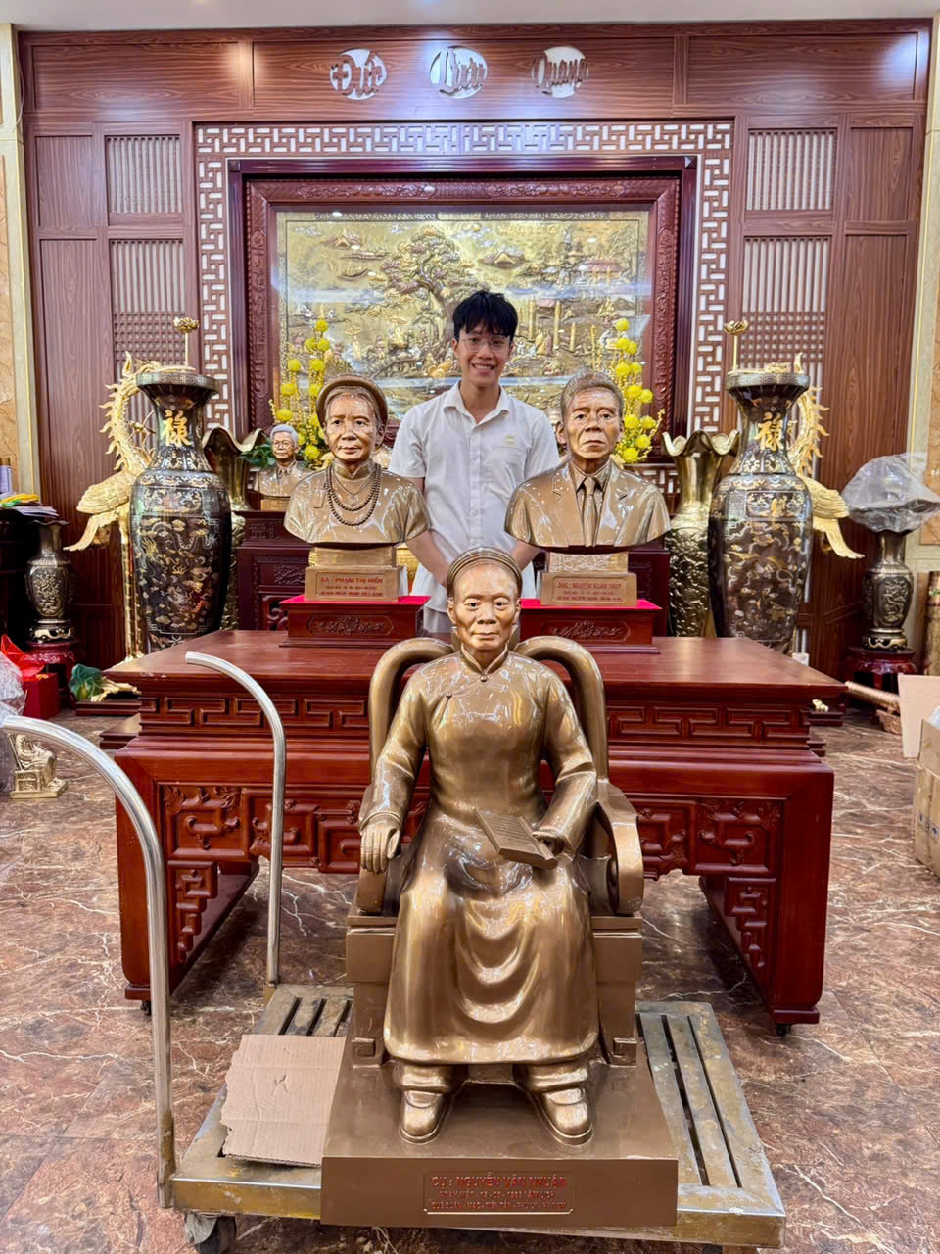 Đồ đồng Thiên Phúc hoàn thiện 2 pho tượng chân dung bán thân cho khách Phủ Lý, Hà Nam