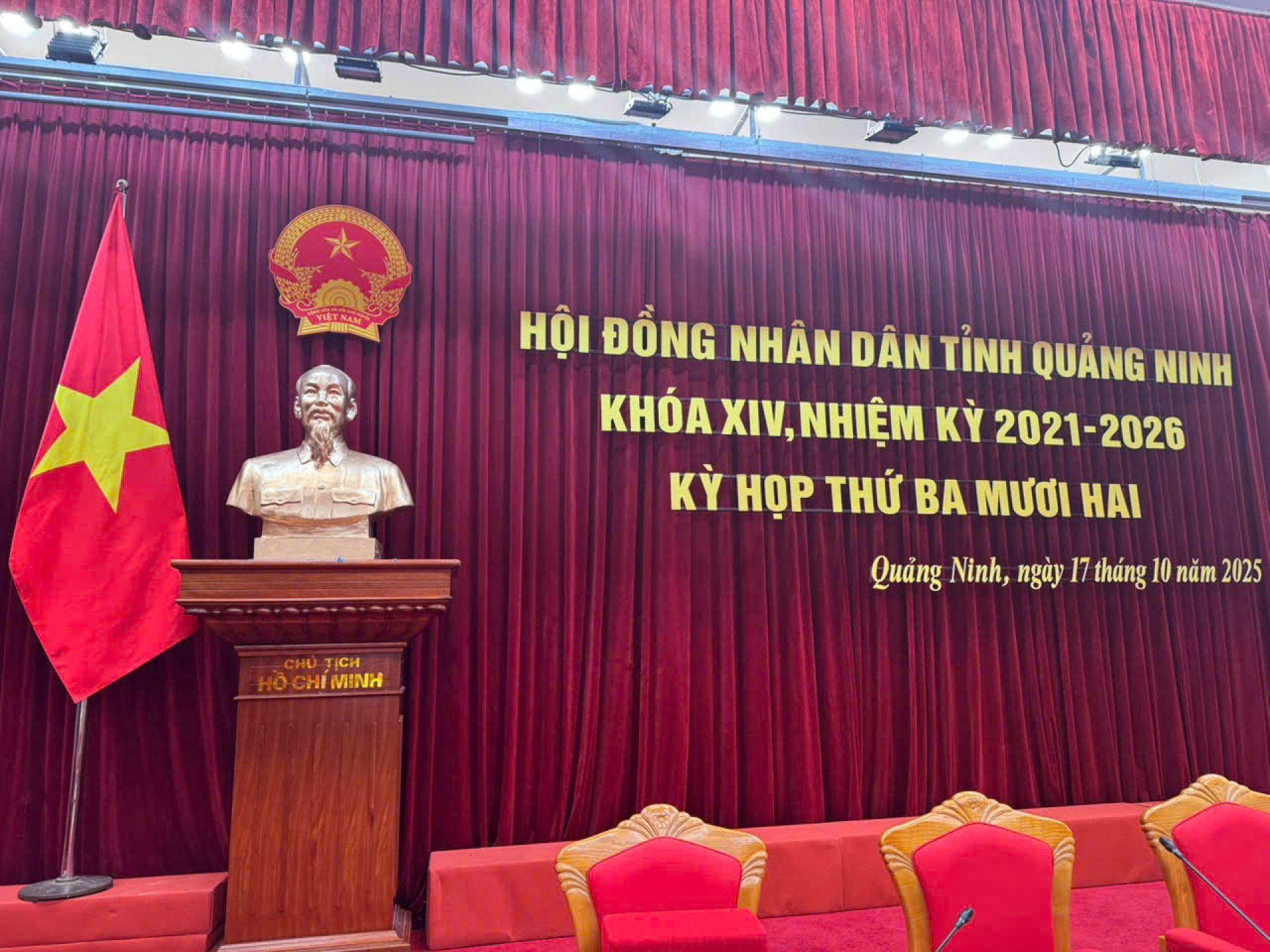 Bàn giao tượng Bác Hồ bằng đồng cao 1m2 tại Hạ Long, Quảng Ninh