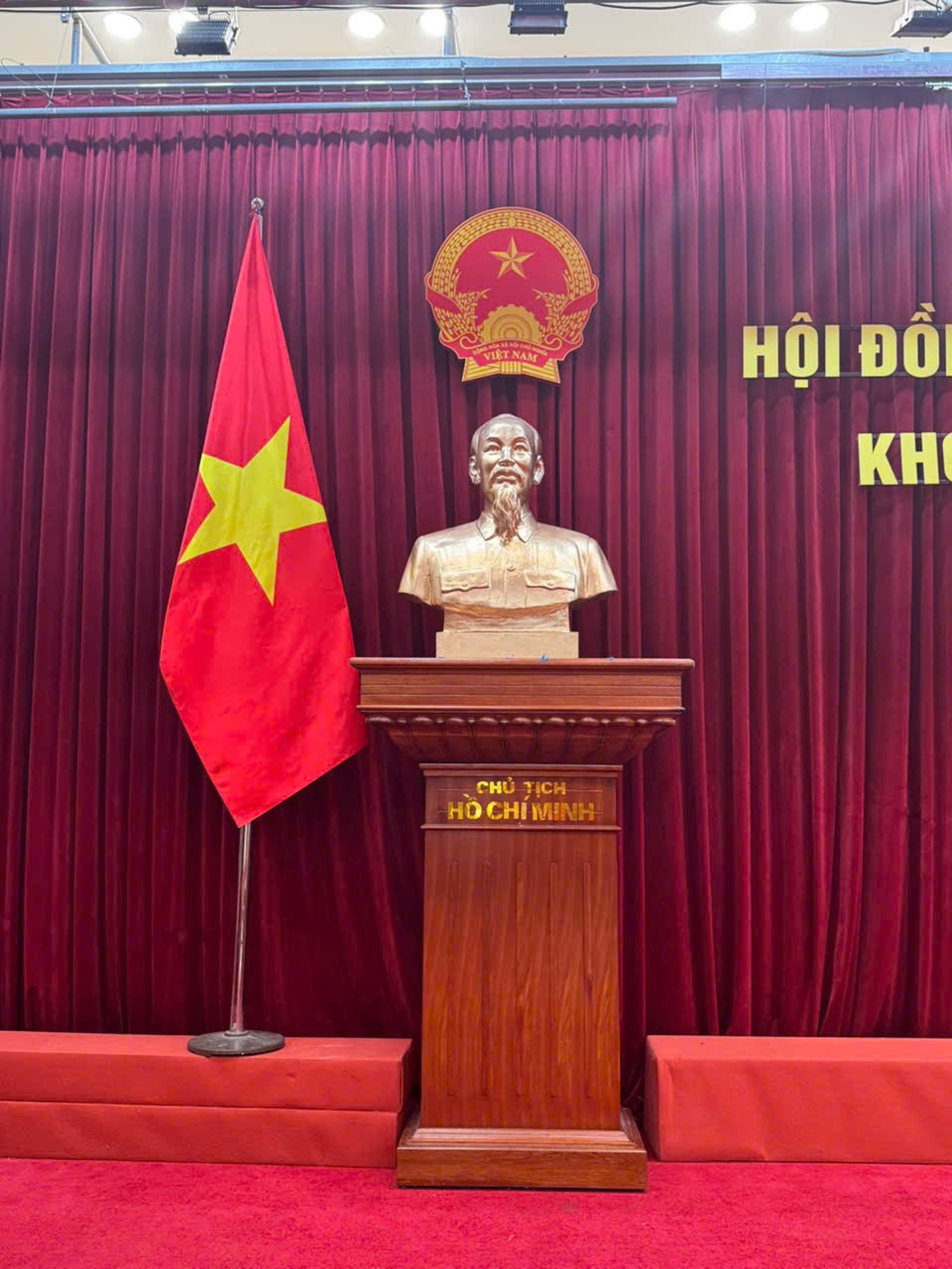 Bàn giao tượng Bác Hồ bằng đồng cao 1m2 tại Hạ Long, Quảng Ninh