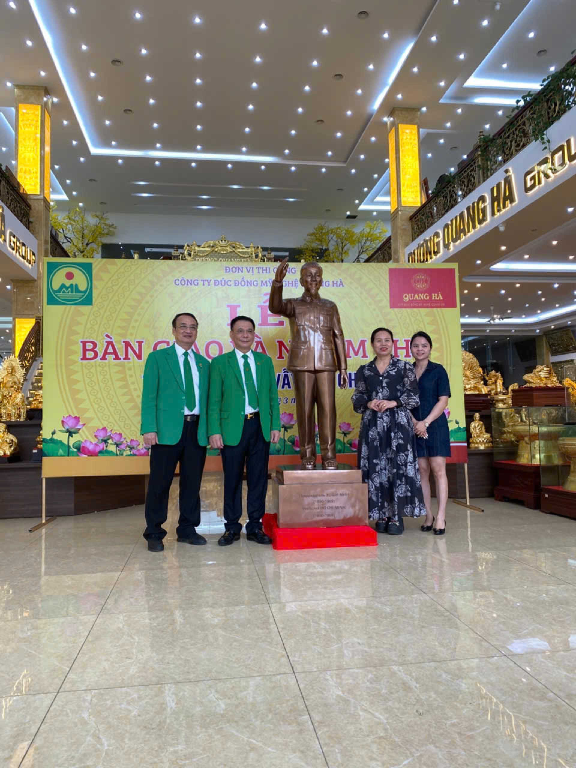 Đồ đồng Thiên Phúc Bàn giao Tượng Bác Hồ bằng đồng chuyển sang Nga