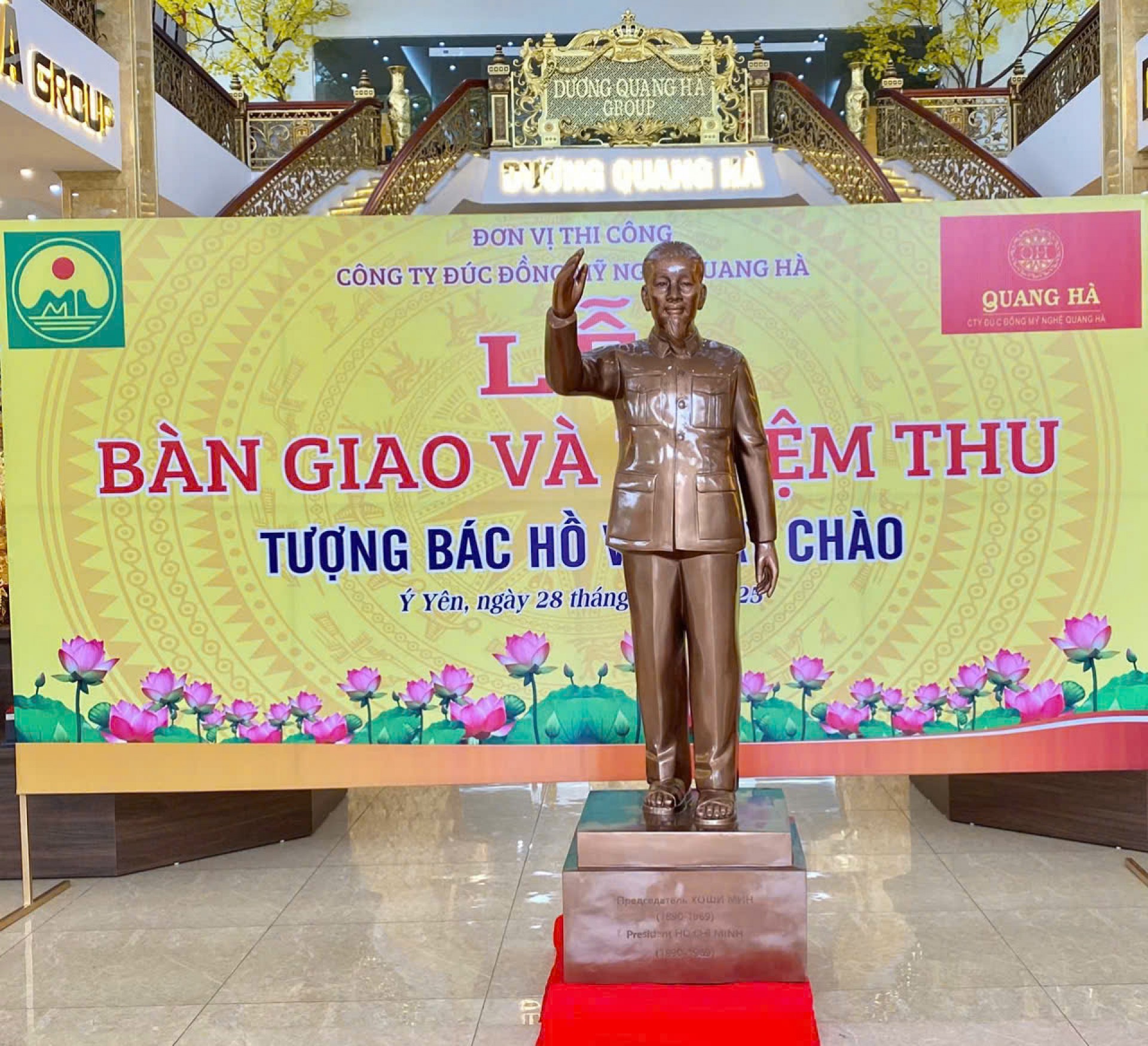 Đồ đồng Thiên Phúc Bàn giao Tượng Bác Hồ bằng đồng chuyển sang Nga